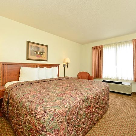 Americas Best Value Inn And Suites Overland Park Room photo