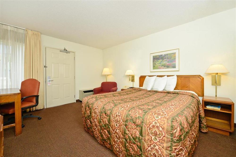 Americas Best Value Inn And Suites Overland Park Room photo