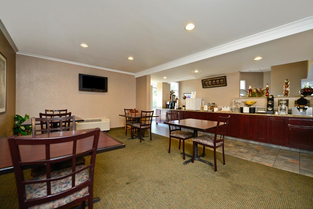 Americas Best Value Inn And Suites Overland Park Restaurant photo