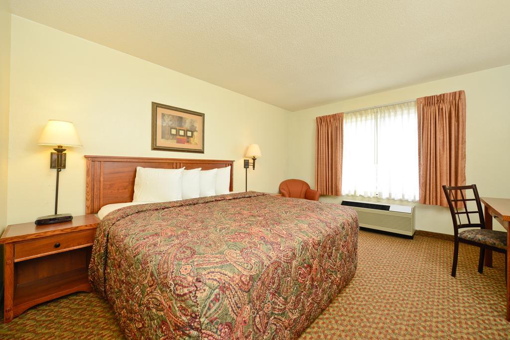 Americas Best Value Inn And Suites Overland Park Room photo