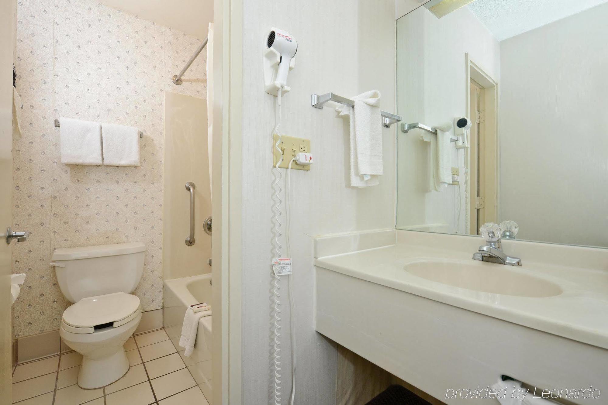 Americas Best Value Inn And Suites Overland Park Room photo